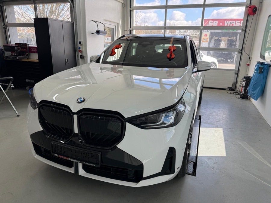 BMW X3 mit neuer Windschutzscheibe in der Werkstatt in Georgensgmünd