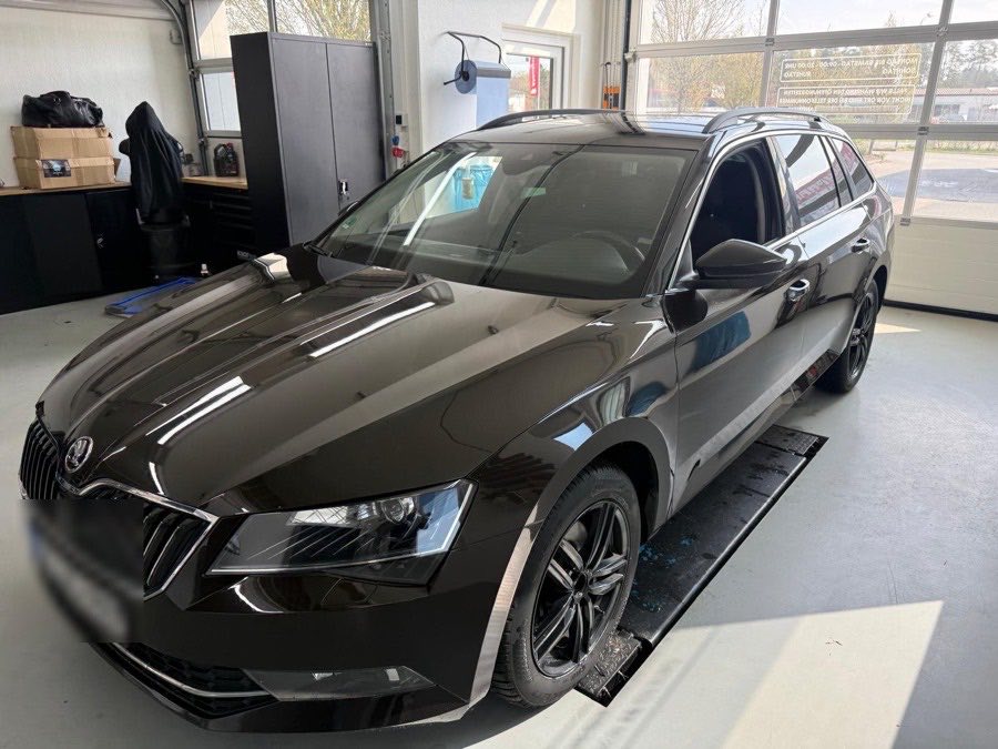 Škoda Superb nach dem Scheibentausch in der Werkstatt in Kammerstein
