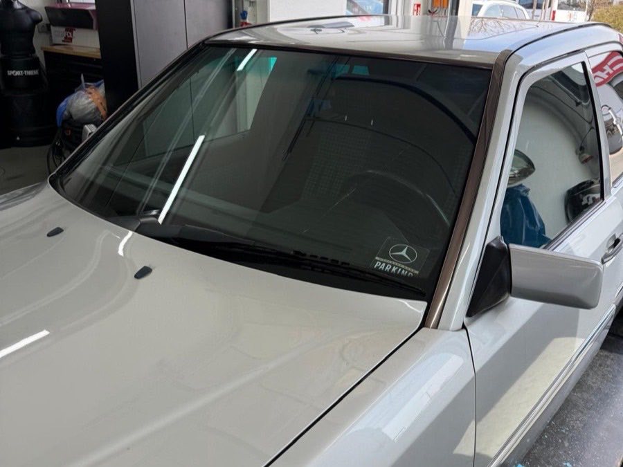 Mercedes W124 mit frisch eingesetzter Frontscheibe